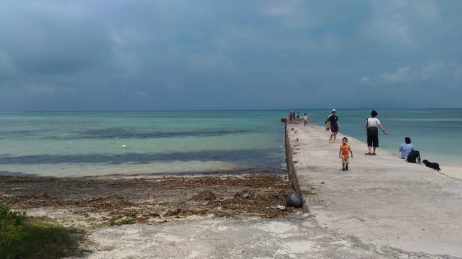 桟橋<br /><br />この旅、観光地で子連れの家族がたくさんいらっしゃって記念撮影をしていました。<br />それは良いんですが、ヒステリックに怒鳴ってる母親がいてびっくり！<br />見かけたのは一人や二人じゃないんです。<br />観光地をバックにお子さんを写真におさめたいようで、そこを動かないでと必死！！<br />子供は暑いしお腹すいたしとじっとしていない。笑<br />でも子供だからそんなもんだよね。<br />SNSアップ向けでしょうか・・・<br />せっかくの家族旅行なのに怒られて可哀相だな～<br />