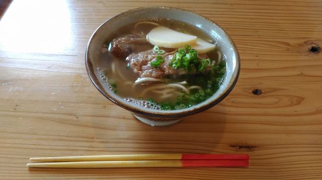 ガイドブックに載っていた丸八のソーキそば！<br />ミルミルでジェラート食べたので小さいサイズを頂きました。<br /><br />これ、だしがきいてて美味しかったです！<br />お肉もホロホロでした～<br />泡盛に唐辛子が入ってる例のあれ、入れると最高です