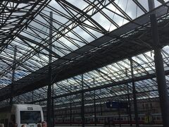 ヴァンター空港から鉄道でヘルシンキ中央駅に到着。
鉄道に乗るチケットを買う販売機が混んでいたので、下調べで電車内でも買えるとあったのでそのまま行ってみてウロウロしていると、現地の日本の方なのか？親切に「車内では買えなくなったよ」と教えてくれてまた戻る。
スーツケースをガラガラしながらすごく長いエスカレーターを行ったり来たり＾＾；
苦労してチケット買ったものの改札が無いのが不思議。