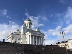 ヘルシンキ大聖堂でした。
いいお天気の綺麗な空に映える建物！