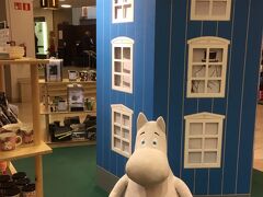 ホテルに戻る道すがら、ストックマンに寄ってみました。
１階にムーミンコーナーが。
テンション上がって欲しくなるものがいっぱいだけど、ムーミンワールドに行ってから落ち着いて考えないと＾＾