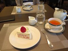 隣接しているリーガロイヤルホテル広島の１階のレストランでケーキセットをいただきました。