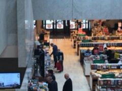 ぶらぶらしてファッチェルのチョコレートショップへ行き、量り売りのチョコなどを購入。
そしてアカデミア書店へ。