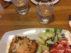 アカデミア書店内のカフェアアルトで昼食。
サーモンのキッシュ。