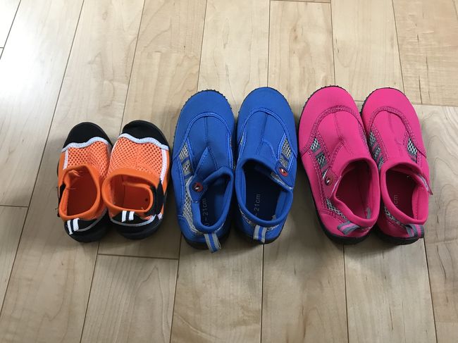 マリンシューズもいつも欲しいと思って買えずにいたので、全員分(^ ^)<br /><br />どちらかと言えば海よりプール好き<br /><br />出番はそんなに多くないので 安いやつでOK<br /><br />それぞれ ￥ １０００ちょっと<br /><br />写真ありませんが  私の分も購入しました<br /><br /><br />１歳児用のサイズを見つけるのに少し苦労しました