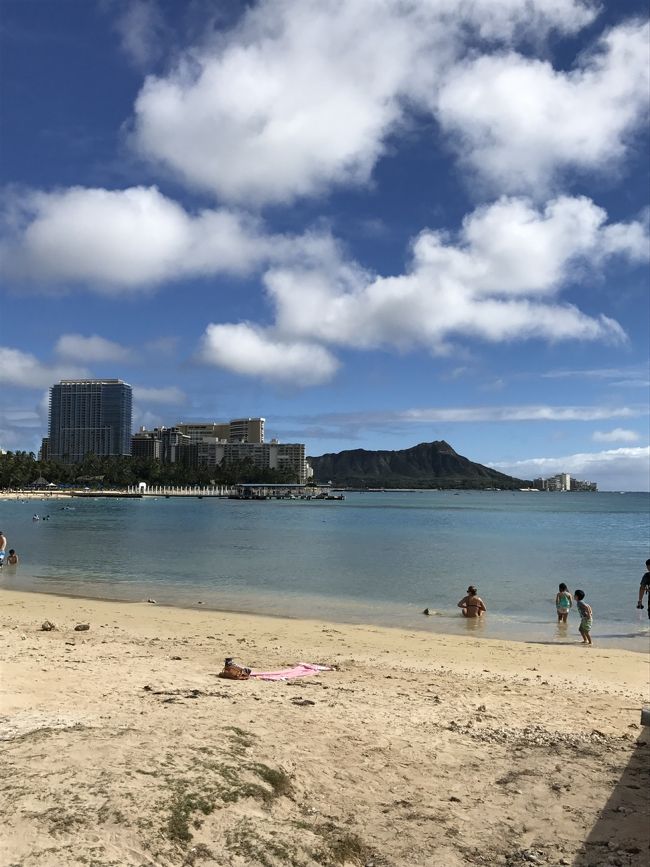 ★２０１６年８月(１２か月前)★<br /><br />○特典航空券(なんと４人分！)をGET、すぐさま座席指定<br /><br />往路：仙台ー成田ーホノルル<br /><br />復路：ホノルルー成田<br /><br />４１５００マイル／１名×４で合わせて １６６０００マイル使用<br /><br />○発券手数料(電話での予約のみ必要)<br /><br />￥２１６０／１名×４で合わせて ￥８６４０<br /><br />○税金<br /><br />￥８９３０／１名×４で合わせて￥３５７２０<br /><br />★２０１６年１０月(９か月前)★<br /><br />○HGVCアプリからクラブ予約<br /><br />ラグーンタワー・２ベッドルーム オーシャンビュー７／２３からの３泊分で３３６０ポイント使用<br /><br />予約手数料  ５５ドル<br /><br />なんとか希望通りに予約できて良かった^ ^<br /><br /><br />★２０１６年１１月(８か月前)★<br /><br />○エクスペディアからホテル予約<br /><br />エンバシースイーツ・１ベッドルーム シティビュー  リゾートフィー無し、朝食付き ７／２６から４泊<br /><br />３０９ドル／１泊<br />税金２００ドル程と合わせて１４０８.５６ドル<br /><br />※この時点で１ドル≒￥１０４<br /><br />日本円にすると￥１４７２５１<br /><br />なにより朝食付き！<br /><br />夕方のレセプションもあるらしいので さらに良し！<br /><br />１５万切るならまあOKということで、現地払いを選んで予約<br /><br /><br />★２０１７年１月(６か月前)★<br /><br />○航空券を予約(１歳の末っ子・シンちゃん分を追加予約)<br /><br />いつでもいいかなぁとのんびりしてたら、２月から燃油サーチャージ復活?(ﾟДﾟ)ってことで…慌てて購入<br /><br />￥１８０２０<br /><br />膝上で２歳以下の幼児は大人運賃の１０％です<br /><br />１歳８か月になってるシンちゃんを抱っこで行くのは大分 窮屈ですが…<br /><br />お値段が全然違ってくるので（笑）ママ 頑張ります(^-^;<br /><br /><br />★２０１７年５月(２か月前)★<br /><br />○復路 成田-仙台間の航空券を購入<br /><br />キャンセル・変更料が高いので ギリギリ旅割７５適用の期間に購入しました！<br /><br />大人  ￥７０４０×２名<br /><br />小児  ￥６８２０×２名<br /><br />幼児  無料<br /><br />合わせて  ￥２７７２０<br /><br />国際線を含むすべての航空券代 合わせて<br /><br />￥ ９０１００<br /><br />一人当たり ￥１８０２０！！<br /><br />特典航空券バンザイ(*^ω^*)<br /><br />そして不思議…ピッタリ幼児料金と一緒（笑）<br /><br /><br /><br />★２０１７年６月始め(ほぼ２か月前)★<br /><br />○Airbnbで宿泊予約    <br /><br />イリカイホテル １ベッドルーム・オーシャンビュー<br /><br />７／２６から４泊<br /><br />￥９７２２０(税金込)<br /><br />半年間で円安が進み…気が付けば１ドル≒￥１１２に<br /><br />そうなると１５万を切る予定だったエンバシースイーツが・・・(>_<)<br /><br />ということで初めてAirbnbにチャレンジです<br /><br />定員５名でオーシャンビューコンドミニアム、１５階のお部屋<br /><br />なりより場所がハッキリしている(しかもヒルトンの隣なので歩いて移動できる！)<br /><br />それで１０万以下！！<br /><br />エンバシースイーツより安くなり得した気分(*´∀`)♪<br /><br />Airbnbは割とキャンセル規定が厳しめで、以前 チェックした時はスルーしてたのですが(^-^;<br /><br />このイリカイのお部屋はチェックイン前日までキャンセル無料！<br /><br />何回か問い合わせメールを送って、ポチッと予約<br /><br /><br />ところが…<br /><br />★同じく ２０１７年６月末(１か月前)★<br /><br />HGVCの空き状況を見てたら←←まだチェックしてるんかーい（笑）ですが<br /><br />ちょこちょこ空いてる！<br /><br />あれ？後半４泊、オープン予約でイケるかも(´?ω?`)<br /><br />オープン予約はチェックアウト１か月前から可能な予約で手数料は無料、２泊から予約OK、オーナーのみ利用可で、とってもお得な料金の直前予約です<br /><br />ちなみにキャンセル料は予約と同時に発生します<br /><br />また乗り換えるのって？！<br /><br />答えは…<br /><br />モチのロンです！！<br /><br />流石にもうここまできてキャンセルはしないし、結局 ヒルトンが大好きなんです(//∇//)<br /><br />という訳で…<br /><br />○HGVCアプリからオープン予約<br /><br />７／２６から２泊  ラグーンタワー２ベッドルーム・オーシャンビュー<br /><br />＄４７４．０８(宿泊税込)<br /><br />＄１≒￥１１４で  ￥５４４１４<br /><br />７／２８から２泊  グランドワイキキアン２ベッドルーム・オーシャンビュー<br /><br />＄５３１.０６(宿泊税込)<br /><br />＄１≒１１４で  ￥６０６０２<br /><br />後半４泊で  ￥１１５０１６<br /><br />２ベッドルームでこの料金！！<br /><br />前回１２月ハワイの時にラグーンタワー２ベッドルーム・ガーデンビューのお部屋を１泊４万で借りたので…<br />いかにお得かわかりますねっ！<br /><br /><br />ちなみに、ラグーンタワーの方は続けて部屋を使わせてもらえるようにリクエスト済み<br /><br />確約ではないので、当日のお楽しみです(^ ^)<br /><br /><br />★２０１７年７月(１か月を切って)★<br /><br />○海外用レンタルWI-FIの予約<br /><br /><br />キャンペーン中で格安だったjetfiから予約<br /><br />１日／３００MB   グローバルプラン  <br /><br />￥３５０／１日 ×９日間<br /><br />税込で￥ ３８５２<br /><br />成田空港で受取、返却はレターパックでポストへ<br /><br /><br />○海外旅行保険に加入<br /><br />新・海外旅行保険[off!(オフ)]<br /><br />ファミリープラン(５名)で ￥ ８７９０<br /><br />１番安いプランでOK<br /><br />これで準備は大体おわり！<br />