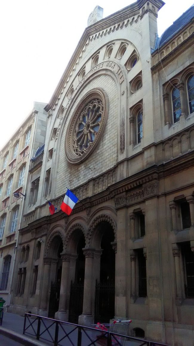 こちらはホテル向かいの教会。<br />徒歩0分の距離なのに立ち入らず。<br />パリはこんな感じで古い建物が沢山残っていて本当に素敵です。