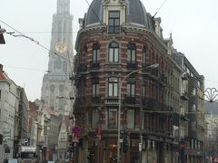 このホテルのあるナショナル通りは、新旧のみどころがギュッと詰まった地区にありました。
新鋭デザイナーのブティック、センスの良い雑貨店、コンテストで入賞したケーキ屋などが並んでいて飽きない。
そしてほんの少し歩けば旧市街に出られる。
ドリス・ヴァン・ノッテンの旗艦店越しにみる聖母大聖堂。
