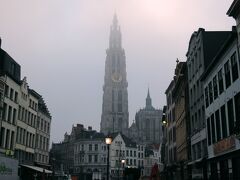 街のシンボル、聖母大聖堂は、アントワープの大繁栄を支えた河川の港から見るのが一番いい。
当時の船乗りたちも、この威容に心打たれたに違いない。
靄に包まれた朝日は淡いピンク色。大聖堂の塔から、鐘の音が街中に響きます。
不信心者の私ですら思わず涙ぐむほど神々しかった！