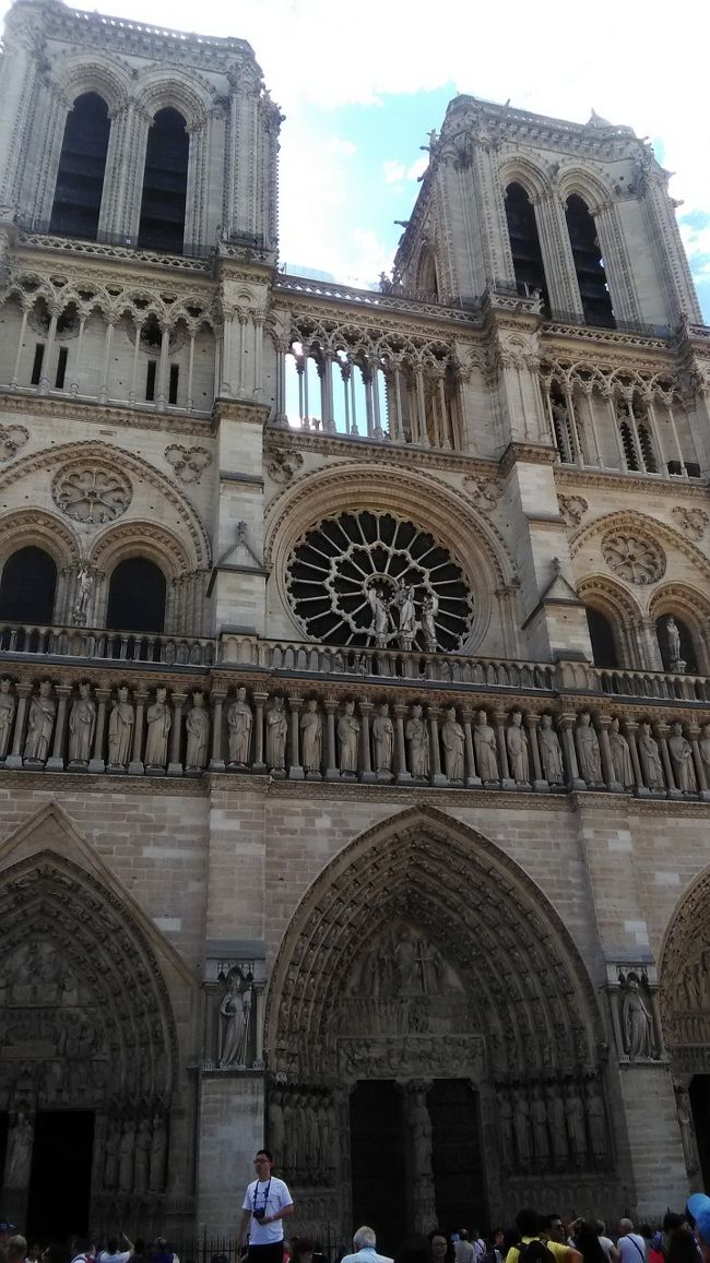 シテ島を去る前に、ノートルダム大聖堂の前で鐘の音に耳を澄まして。<br />この鐘の音が好きでフランスにきたという実感が湧いてきました。もうそうそう帰国日が迫っているのですが(;'∀')<br />