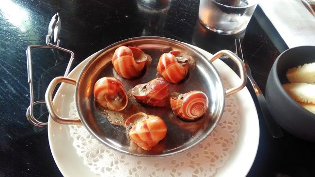 ブルーチーズのソースだそうです。お味は…思ったより食べやすい。サイズも小ぶり。<br />日本で食べるエスカルゴのがガーリックなどが効いているかもしれません。<br />2皿＋パンで17.50ユーロ。もう少し食べれそうでした。