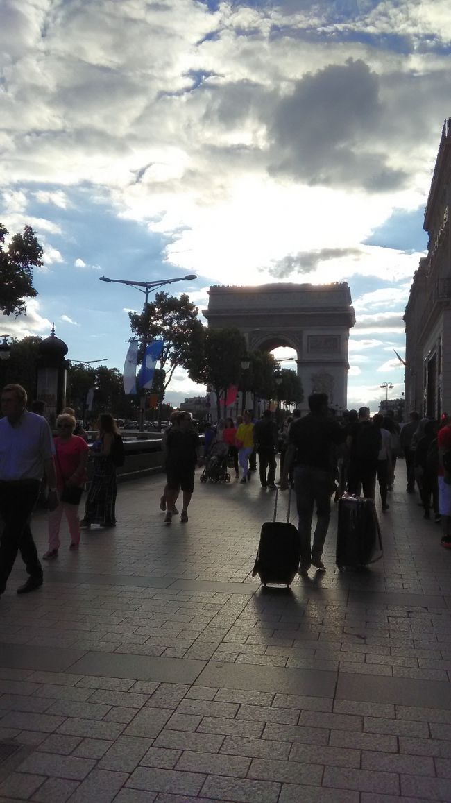 ミュージアムパスをフル活用して、心身ともにくたくたに。<br />1年分の絵をみたい願望が満たされた瞬間に、フランスっぽい観光を何一つしていなかったことに気が付きました。<br />ということで凱旋門をのぼってみることに。