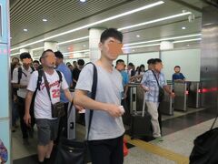 広州東駅到着。
出る時は自動改札口を通ります。