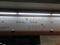 広州東駅から地下鉄3号線で珠江新城駅に行くことにしました。
路線図を見ても3号線がどうなっているのかわからないけれど取りあえず乗ってみることに。
すると体育西路駅が終点で向かい側に来た地下鉄に乗り換え。
次の駅が珠江新城駅でした。
