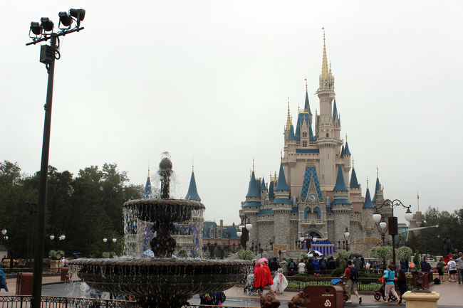 この日もあいにくの小雨模様。<br />でも勢力的に周りますよ。