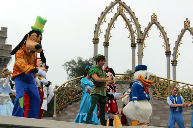 何に乗ろうかなと思っていたら音楽が流れてきました。<br />ｷｬｯｽﾙﾌﾛﾝﾄｽﾃｰｼﾞでDream Along with Mickeyが始まったようです。