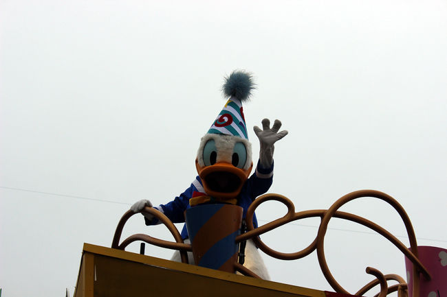 みんなとダンス！のはずなのにダンスミージックが流れてはいるものの普通のパレード。