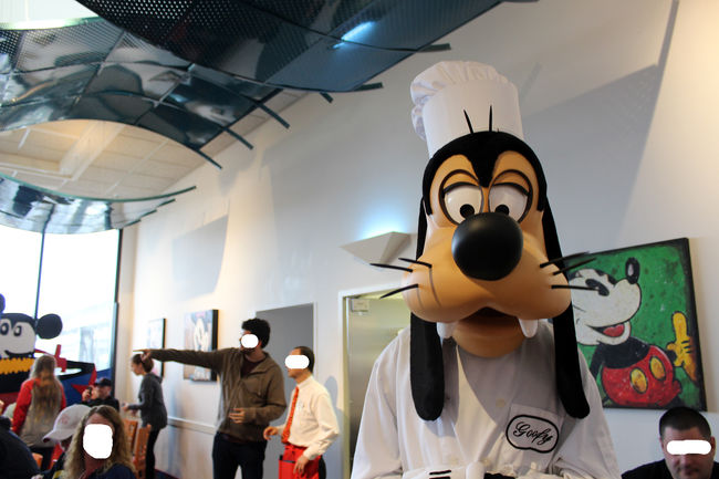 料理を取りに行っている間にキャラクターが来てしまうということがないようにちゃんと1体に一人係員がいてうまく写真が撮れるように工夫してくれていました。