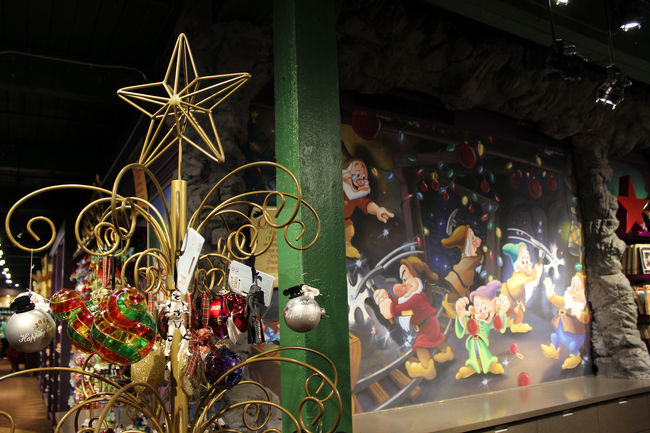 ディズニースプリングスにやってきました。<br />以前来た時はディズニー　マーケットプレイスだった気がします。<br />毎日が大晦日の設定のクラブのエリアはなくなってしまいました。<br />結構0時前のステージがみんなで蛍の光を歌ったりで好きだったんですけどね。<br />