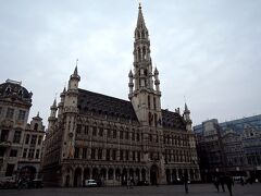 ２日目。
ブリュッセルに来ました～。グランプラスに来てみました。
ブリュッセル中央駅はアール・デコ尽くしのデザインで、アントワープで中世の世界に浸った後では、うんとモダンに感じました。
ベルギーテロ未遂事件の後だったので警察官があちこちにいました。