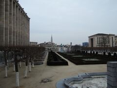 王立美術館とマグリット美術館に行きました。
途中の「芸術の丘」は典型的なフランス式庭園です。
ブリュッセルには「マグリットの家」という所もあるのですが、
彼がなぜあのような作品を描いたのか、少しでも共感するためには、むしろそっちに行けばよかったと帰国してから後悔。