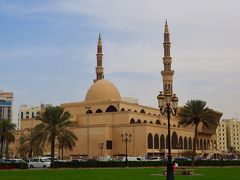 シャルジャの中心にある、キング・ファイサル・モスク。
アラブ首長国連邦で一番の大きさらしい。
でも、イスラム教徒以外は入れません。
