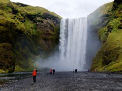 アイスランドでも指折りの有名な滝、スコゥガフォス。水しぶきがすごくて滝壺まで行くと確実にびしょ濡れになるので、多少水しぶきが飛んでくるあたりで引き返す。
脇の遊歩道を登っていくと上から滝が望めるが、これまで滝はさんざん見てきたのでパス。