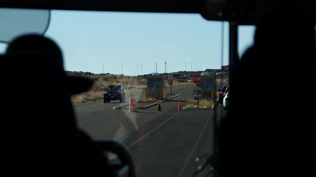 ナバホ族の運営する入場料金徴収所がある。ちなみに車１台20$（大人4人まで）。確かに国立公園になったら道や施設は良くなるだろうが、入園料は国にもっていかれてしまうし、公園内に住んでいるナバホ族は皆、追い出されてしまう。<br />