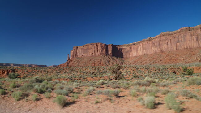 右に見えているのはミッチェル・メサ。なお、メリック、ミッチェルともナバホ族にとっては白人の悪い商人の名前だそうだ。<br />