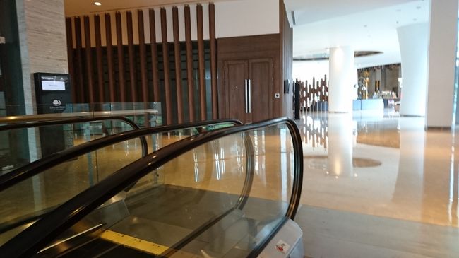 昨日到着した時は直ぐにエレベーターに乗って<br />しまったので気付きませんでしたが、<br />エレベーターの前を通過して奥に進んで行くと<br />エスカレーターがあったのですね。<br /><br />このエスカレーターで降りると、朝食会場の裏口<br />からアクセスすることとなります。