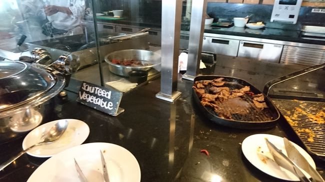 特記すべきは「ローストビーフ」です。<br />運ばれてきた途端に皆が殺到。<br />山盛りだったものがアッと言う間に<br />無くなってしまいました。<br /><br />１つのお料理がこれ程人気というのも、<br />なかなかお目にかかれません。<br />コレは期待してしまいます、楽しみ。