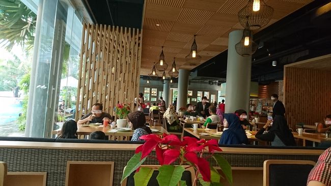 レストラン内は朝食時間の終了まで大賑わい。<br />ヒルトン系列には珍しく、多様なアジア系の方々<br />の比率が相当に高く白人系の方は少なかったです。<br />また、多くの方々が家族連れで、その年齢層も<br />かなり若かったのが印象に残りました。