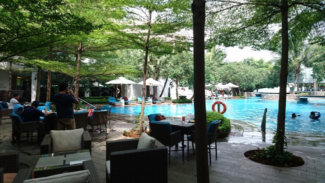 木陰のプールサイドにもテーブル席がありました。<br />雰囲気は良いのですが、木陰といえども室外は暑い<br />ので、あまりお勧めの席とは言えません。<br />