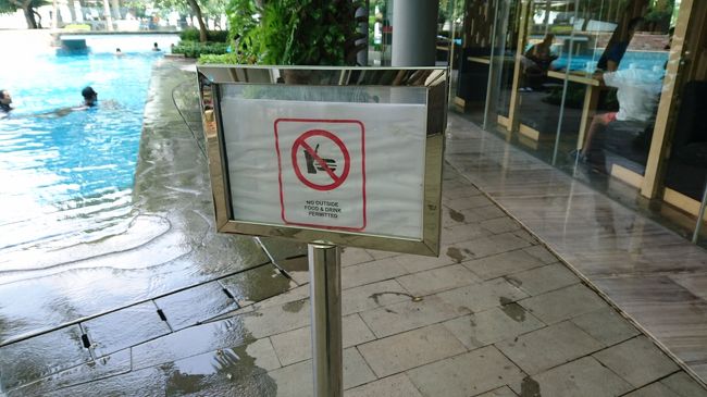 プールサイドの禁止事項。