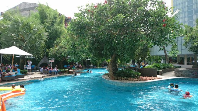 プールを半周したところです。