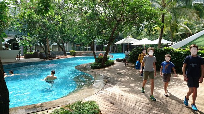 ホテルの敷地内は別世界。