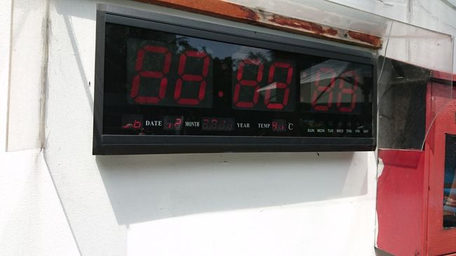 レトロチックな赤色文字表示。<br />表示が切れている箇所が有る所が<br />「外国」を感じさせます。