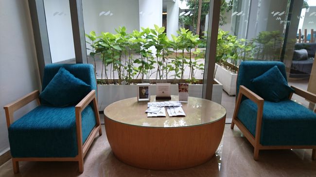 入り口のウェイティングスペース。<br />すぐに案内されますので実際には<br />使うことはないと思います。<br />