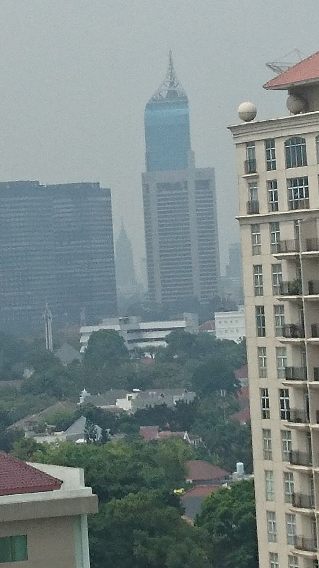 さて、十分に満足した朝食の後は、<br />ルームキーをラウンジエントリー可能に<br />してもらうためロビーへと足を向けました。