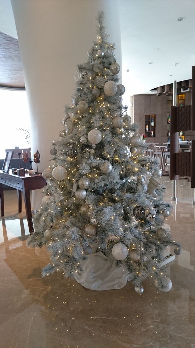 １番偉そうにロビーを見渡していた女性の方に<br />エグゼクティブラウンジにアクセス出来ないので<br />キーを交換して欲しいと依頼しましたら、<br />何と！私が手渡したキーをフロントの方に渡し、<br />私にはひと言も言葉を発すること無くそのまま<br />フロント奥へ消えて行かれたのです。