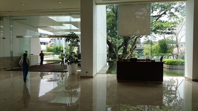 やはり昨日のうちにフロントに降り<br />直接お話をして決着しておくべきでした。<br /><br />もうこれはどうしようも無いので、<br />ラウンジからの眺望は諦めて、<br />さっさとCheck-outすることに。