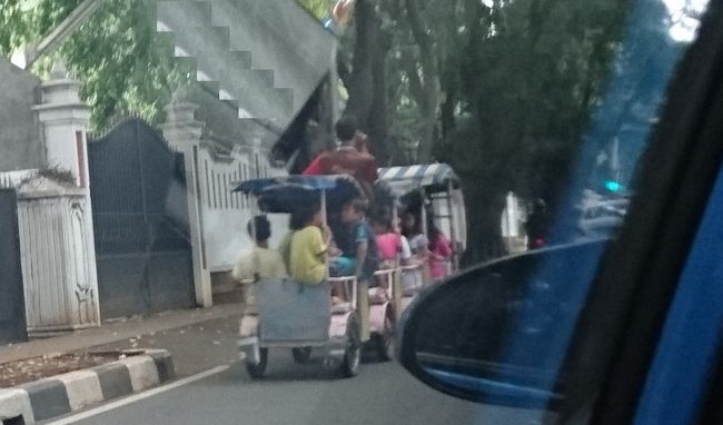 道すがら、子供たちが沢山乗っている電車みたいな<br />小型の車両をみました。<br />これ、見たの初めてです。<br />写真が上手く撮れなかったのが残念です。