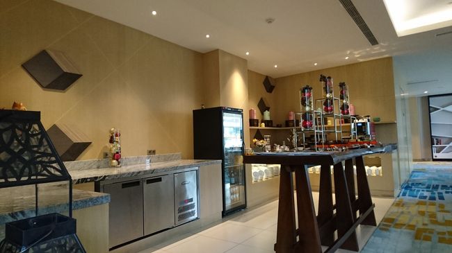 決済のクレジットカードですが、事前決済では<br />ビザかマスターのみでした。<br /><br />「JCBは可能？」とお尋ねいたしましたら<br />「ご希望がJCBカードということでしたら<br />前払い分も含め全て此方のカードでの決済に<br />Changeする」とのことでした。<br />無理だと思っていたのですが嬉しかったです。