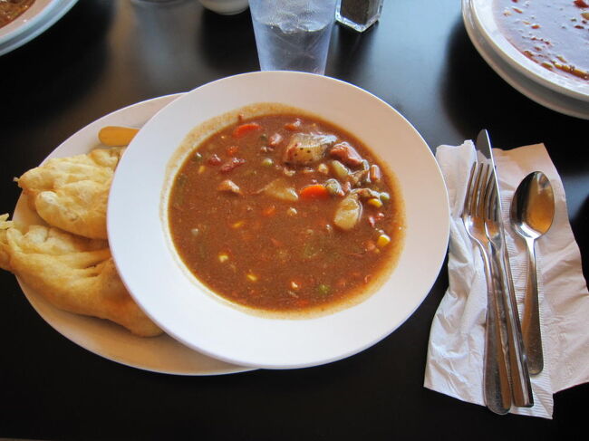 メインはナバホ・スープ。下に揚げパンが隠れている。<br />