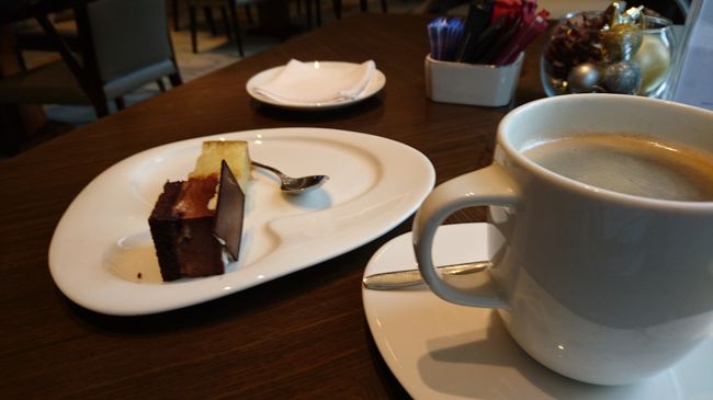 ブラック珈琲と一口ケーキ。