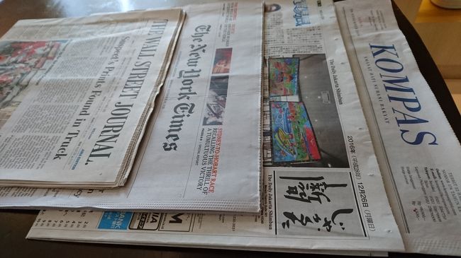 ラウンジ内の新聞各紙。