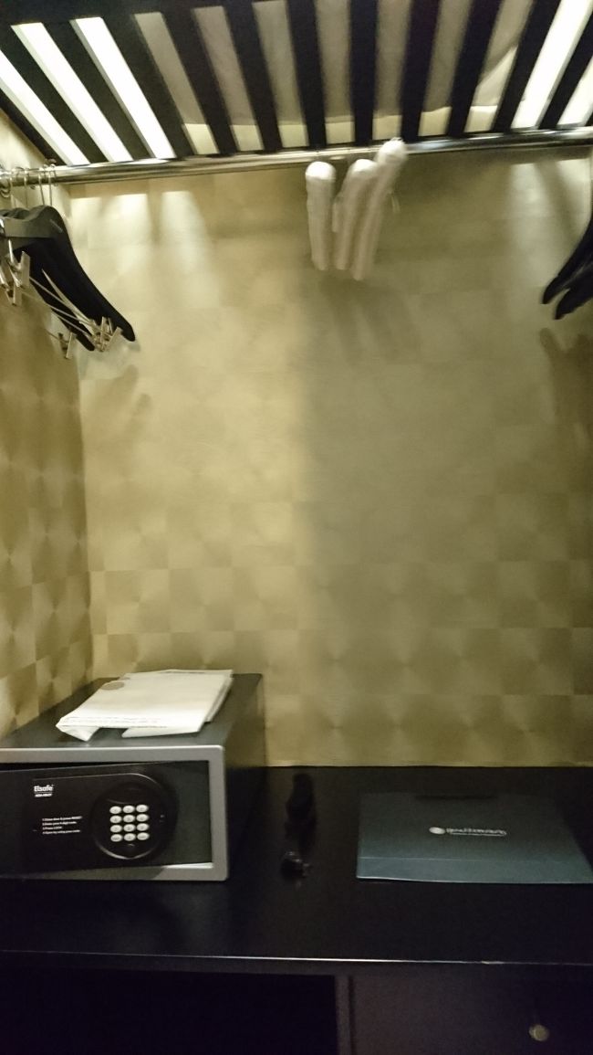 セキュリティボックス。<br />ハンガー各種。