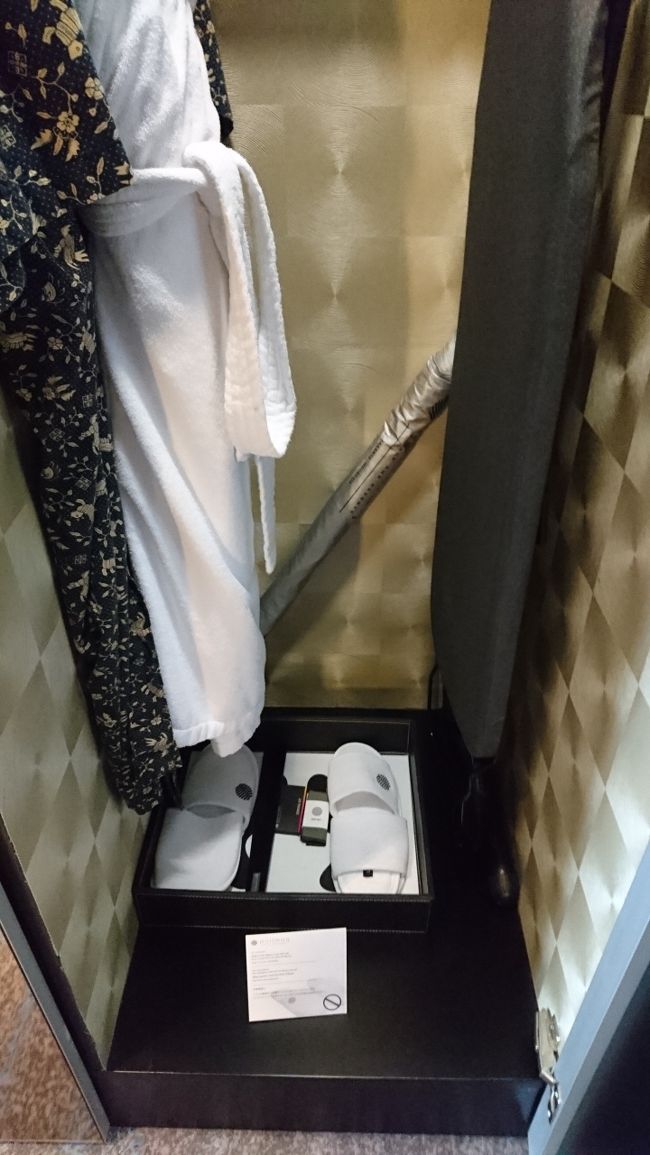 スリッパもプルマンの定番のもの。<br />5つ星のホテルであっても大抵が機内の物の方が良いです。<br />特に国際線のJALスリッパを履き慣れてしまうと、余計そう<br />感じます。(国際線・国内線共に、ANAスリッパより<br />JALの方が少しモノが良い)