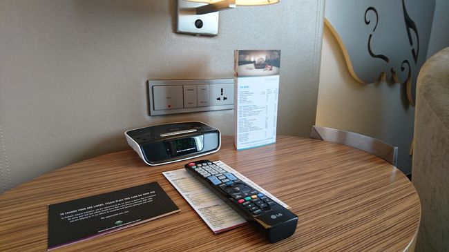 サイドテーブルにはリモコンや時計。