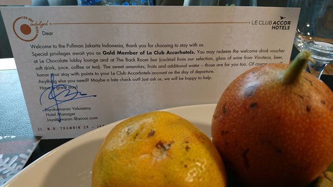 フルーツプレートの側にはメッセージカード。